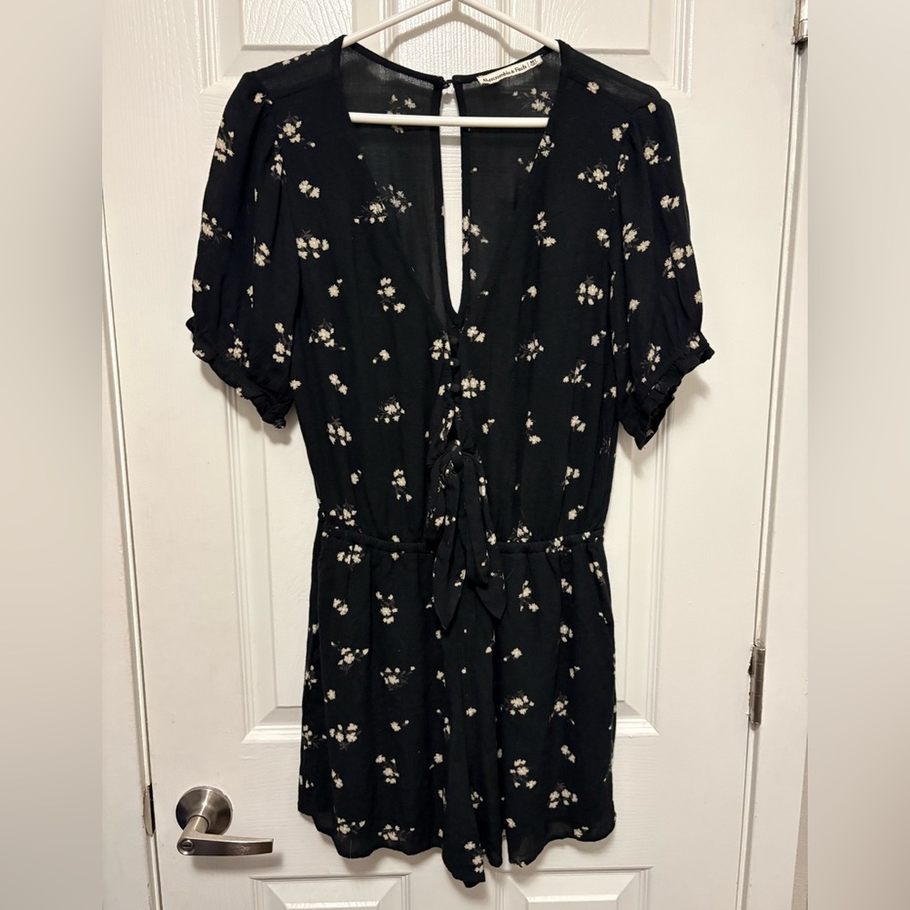 *Abercrombie & Fitch Black Floral 90’s Cut Out Summer Size Medium Tall Romper